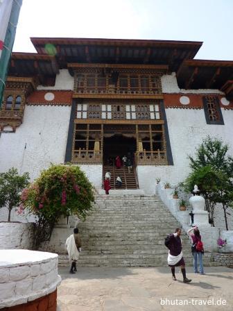eingang zum tempel im dzong 2